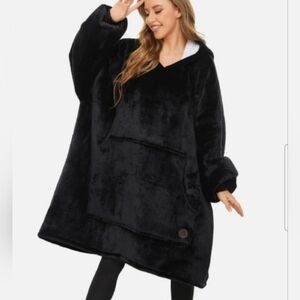 Wearable blanket hoodie ONE size fits all. Black NEW Three poodle